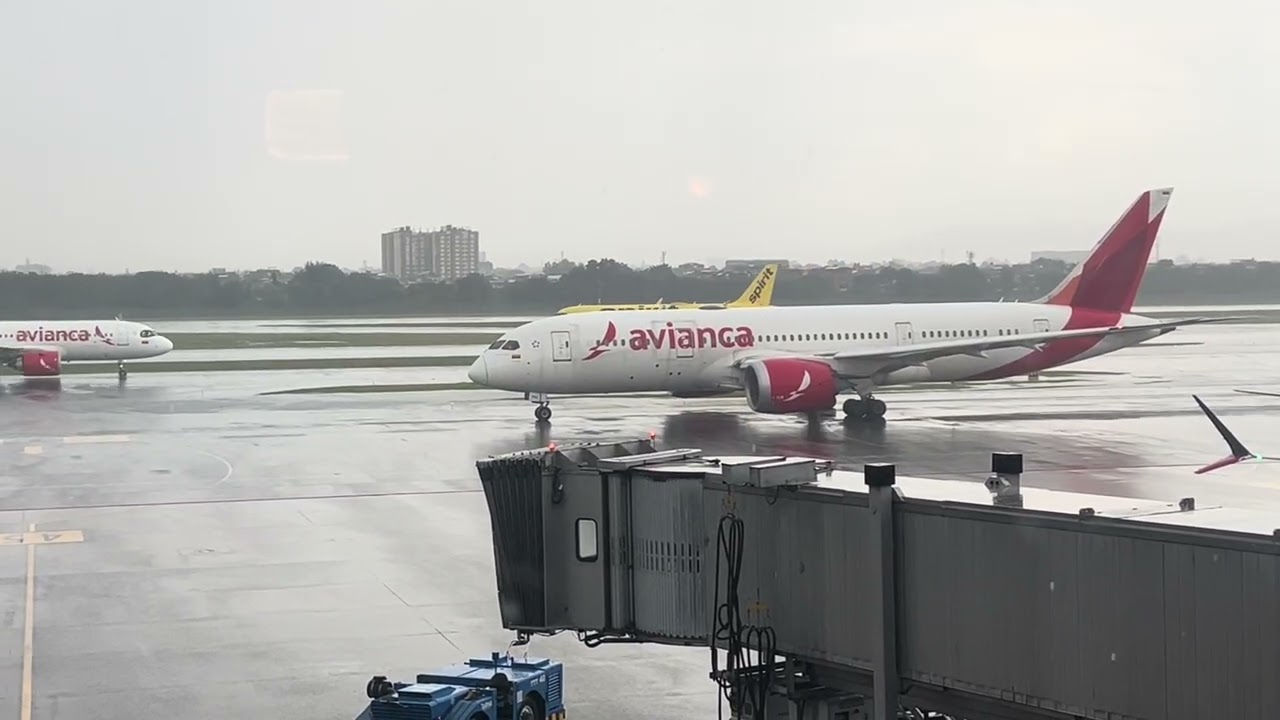 Boeing 787-8 Dreamliner de Avianca, este bebé se va a Paris desde el aeropuerto El Dorado, Bogotá.