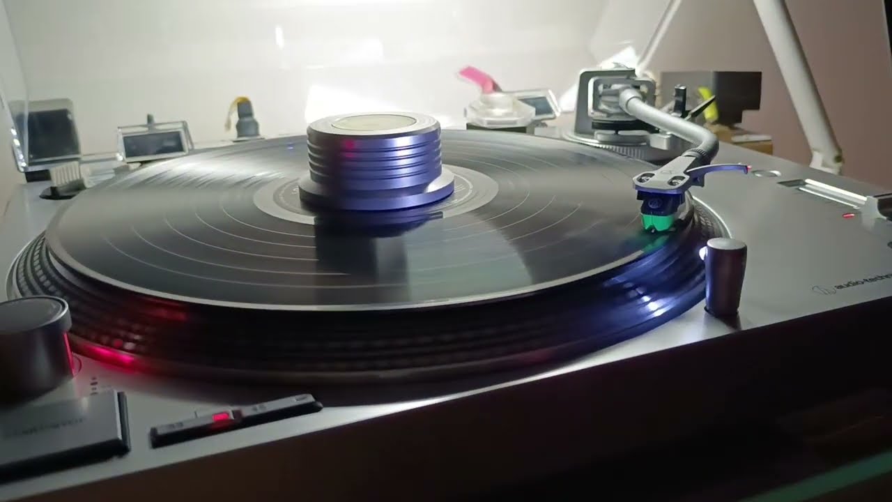 Measuring & removing static charge by Zerostat Milty 3 & playing on Audio Technica AT-LP120XUSB