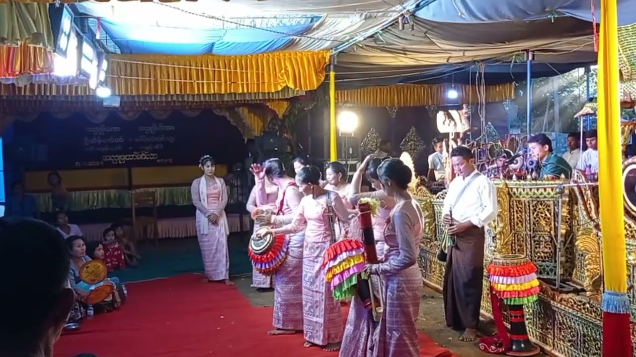 ရှားရှားပါးပါး ရေနံချောင်းမြို့ မှ ကရဝိတ်သံ အမျီုးသမီး အီုးစည် အဖွဲ့ ရဲ့ ဖြေဖျော်မှု့