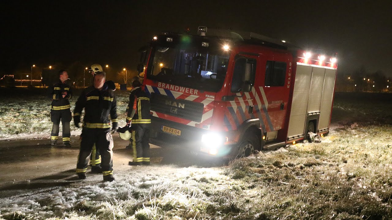 Hoogezand - Brandweerauto glijdt van de weg onderweg naar woningbrand