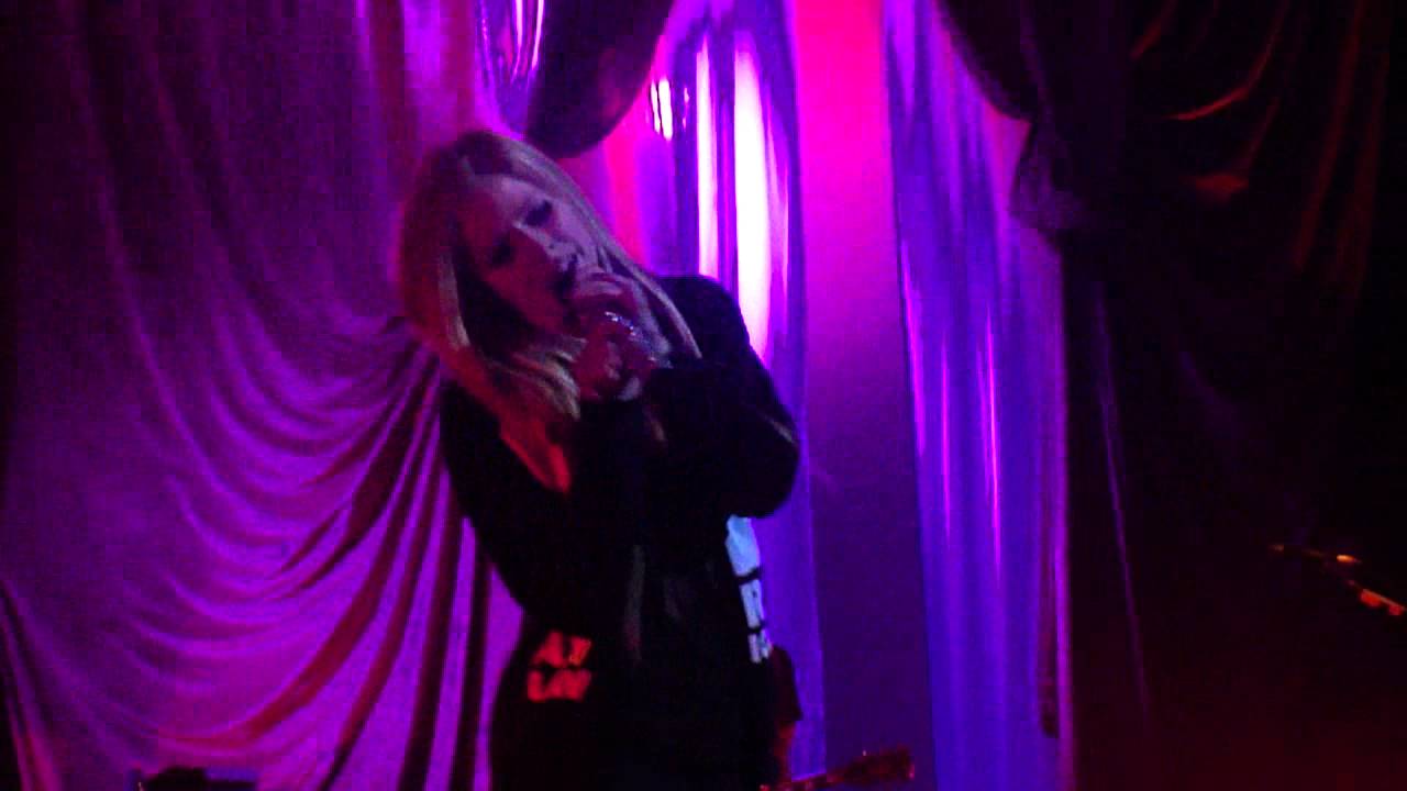 Avril Lavigne - Hot  -  São Paulo (Credicard Hall)  28.07.11