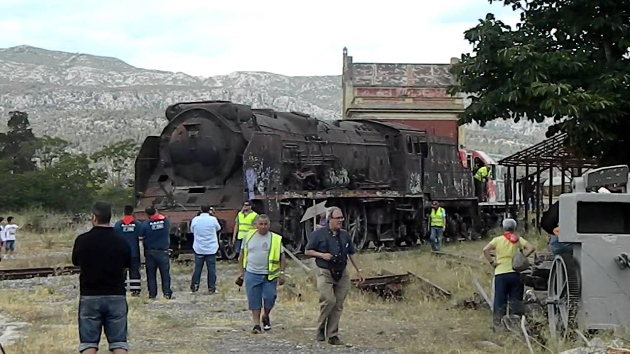 Locomotora 241F2238 Bonita de APPFI entrando en la rotonda de MORA LA NOVA