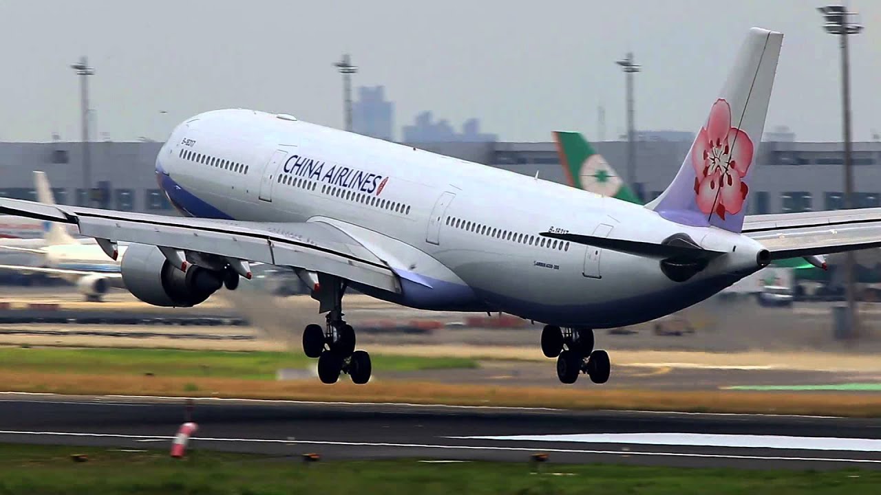 2015 6 7  RCTP桃園國際機場拍攝飛機起降。