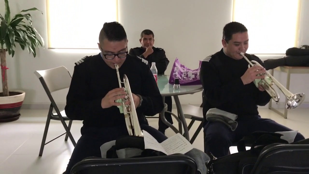 Atrapado en los Clásicos Mariachi de la Secretaria de Marina