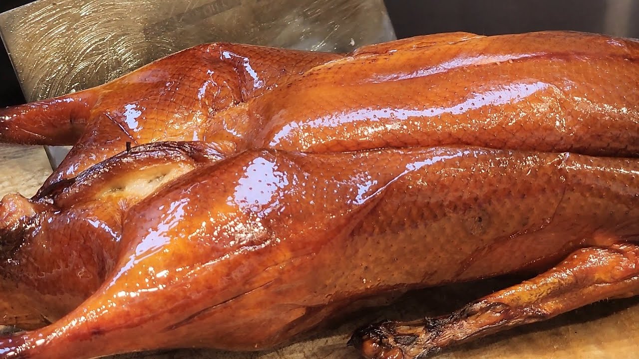 香港陳皮燒鵝 皮脆肉嫩油花香，妙齡#燒鵝 八年#陳皮 ，超級熱辣辣上品#燒乳豬 #肥美焦糖#腩仔#叉燒 肥美#油鷄 #探店 #太極師傅 #燒臘 香港燒鵝排名 #茶餐廳  #labubu
