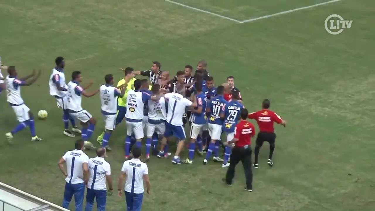 Que confusão! Clássico mineiro tem pontapés, expulsões e até chinelo jogado no campo