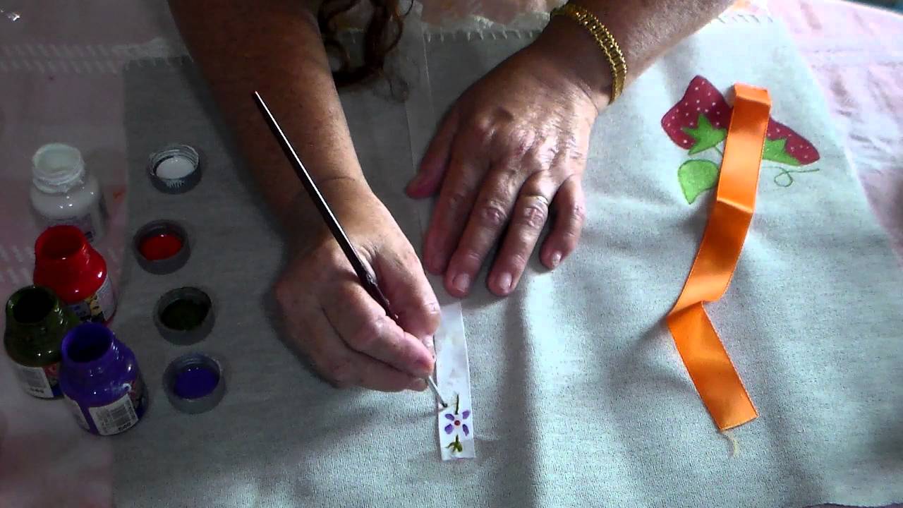 Pintando fita de cetim  (Utilizando tinta para tecido e não cola rs)