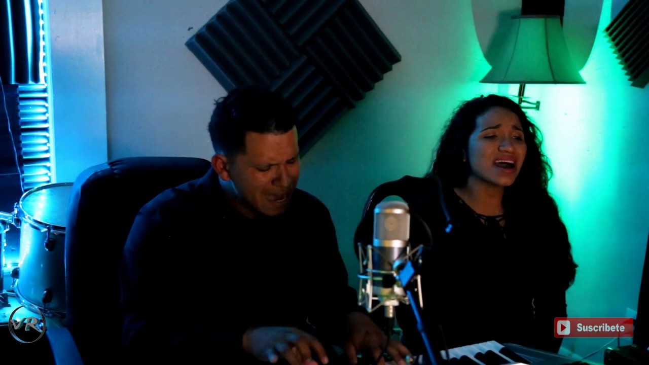 Los tiempos marcando estan/ Victor Martinez & Ana Martinez
