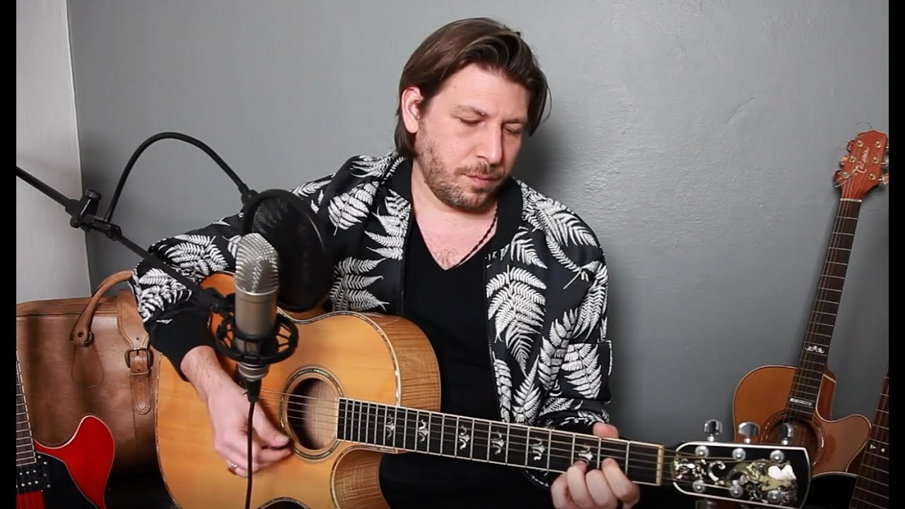 Daniele Stefani interpreta Amico e Cercami, i grandi classici firmati Renato Zero
