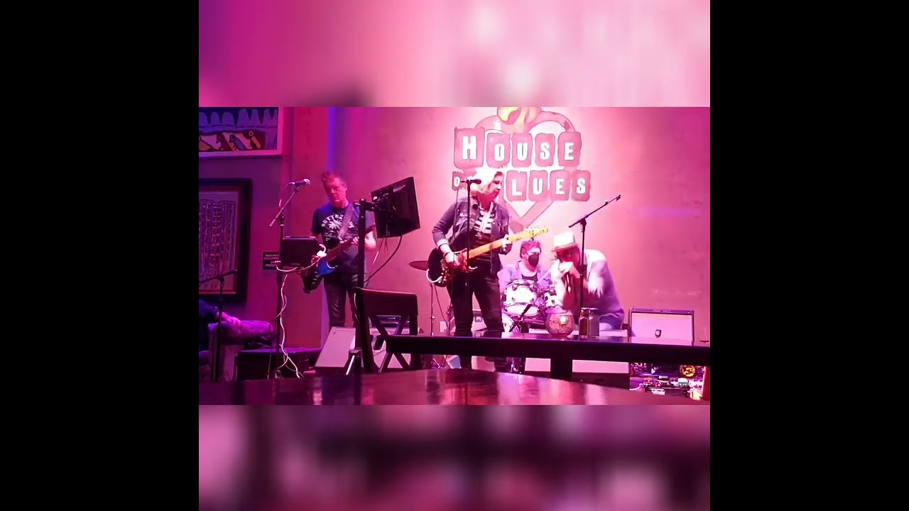 Sweet Home Chicago 💙🎶🎙🎸 @houseofbluesanaheim #gretsch #bluesguitar #bluessinger