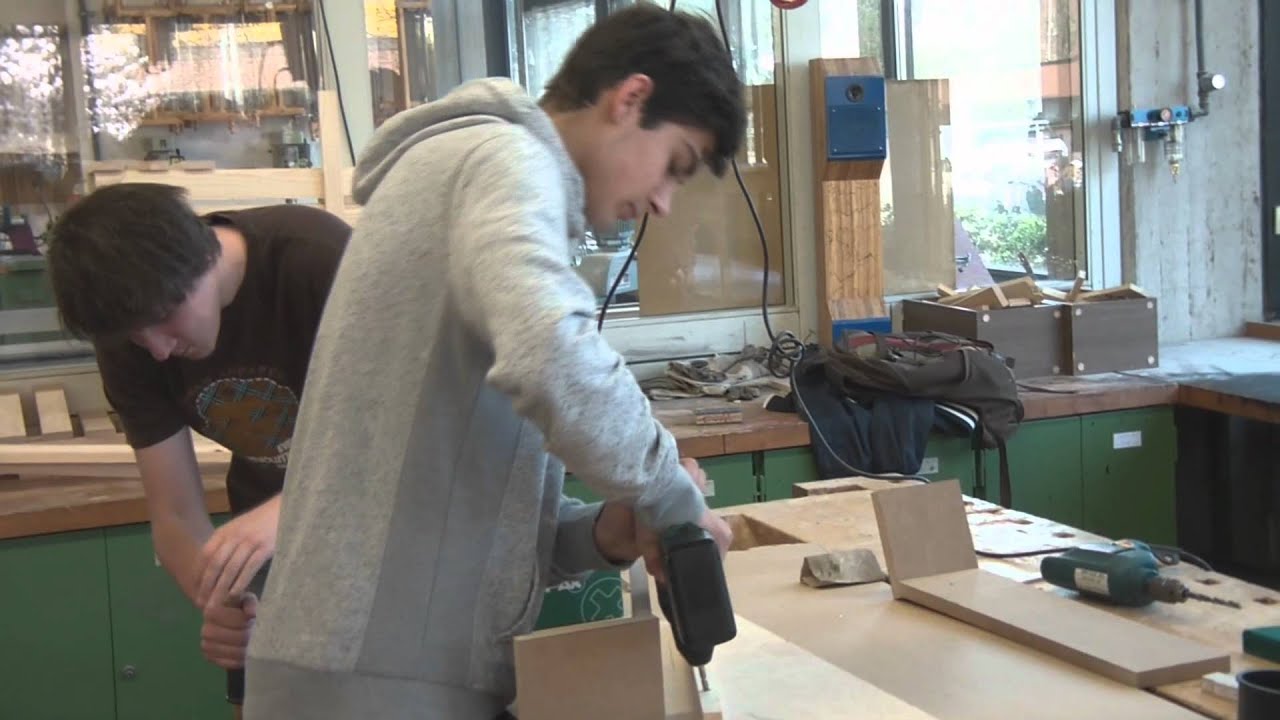 Berufskolleg Wesel - Schüler bauen einen Tischkicker