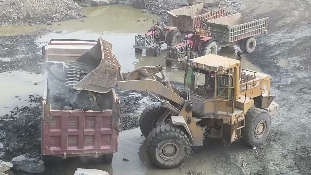 Caterpillar loader loading the truck 966d caterpillar 