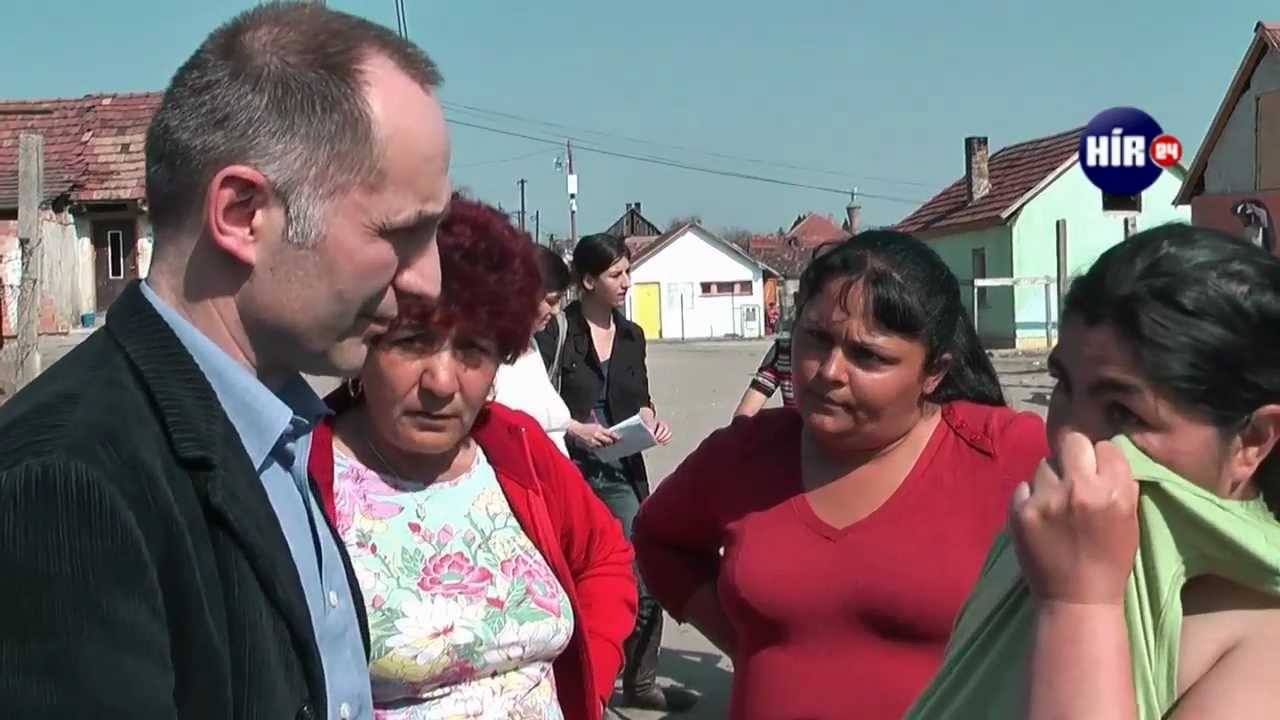 Villanyórák a monori cigánytelepen