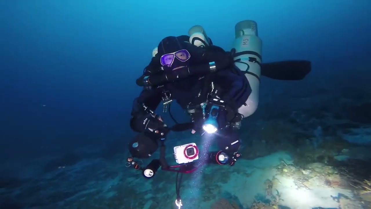 TrustFire DF50 70M Underwater Super Bright Scuba Diving Light, 6500 Lums Photography Dive Flashlight