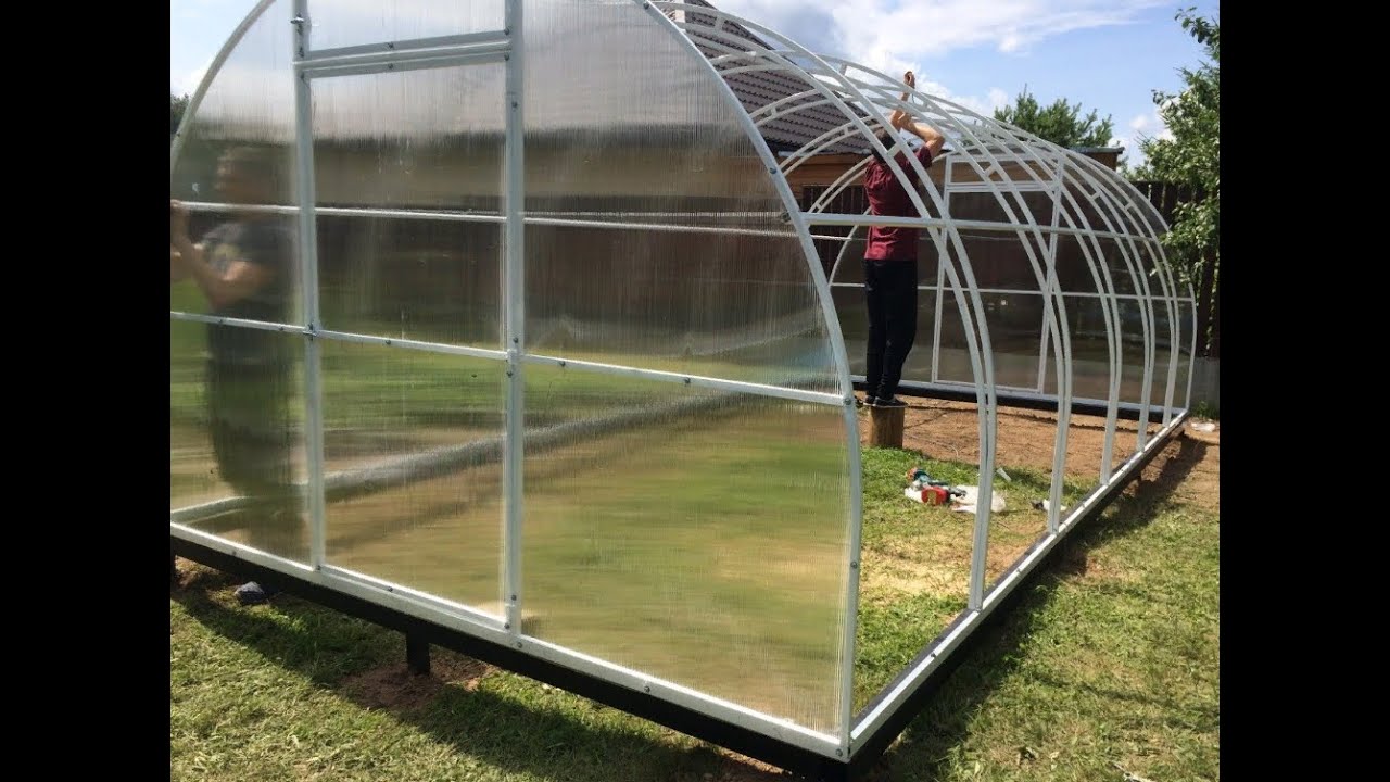 Polykarbonátový skleník - vyřezávání polykarbonátu na čela  skleníku  Agroflex TITAN