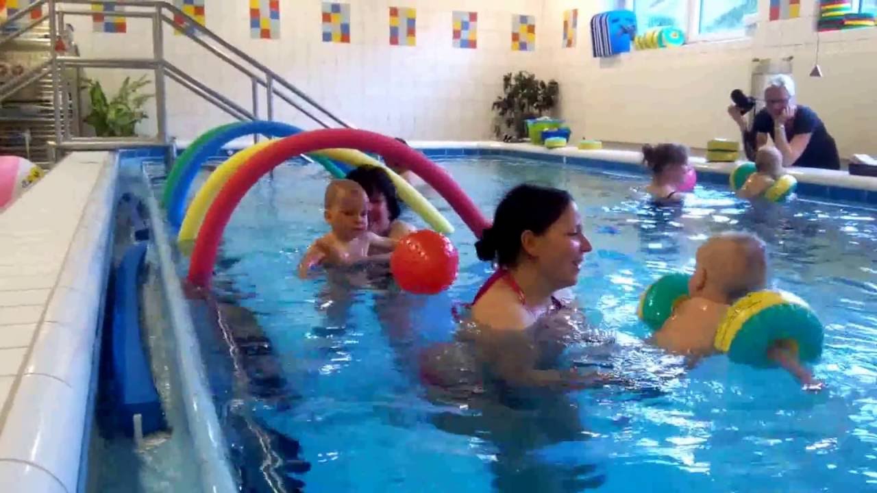 Kleinkindschwimmen mit Ball durch Tunnel