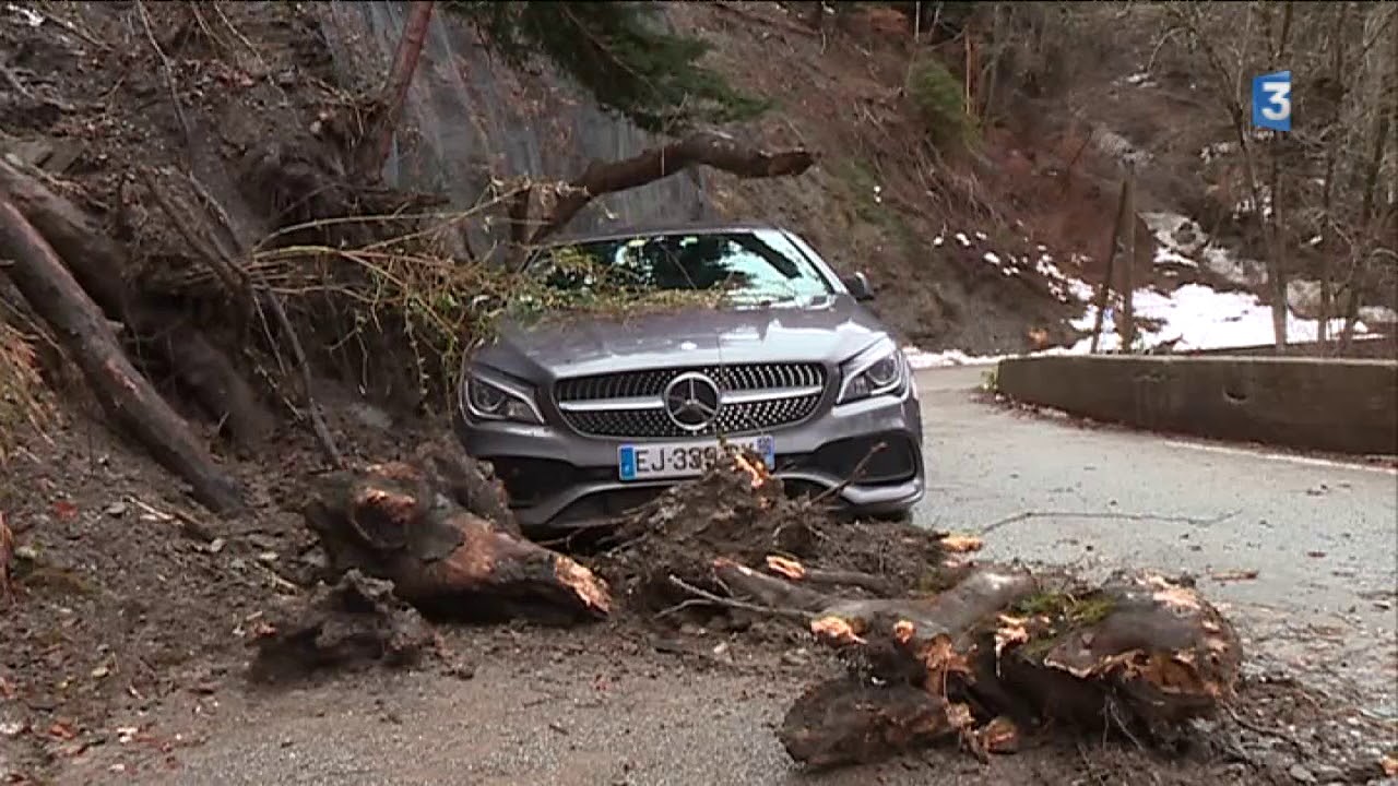 De nombreuses routes coupées en Savoie