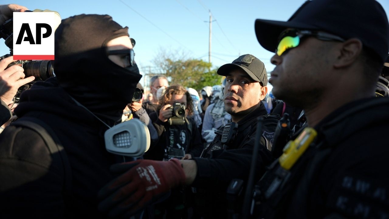 Rival protesters rally outside immigration detention center in Newark, New Jersey