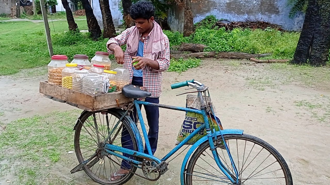साइकिल पे लगा दिया भुजा घर घर बेचने का जुगाड़ | Indian Street Food @Food BD