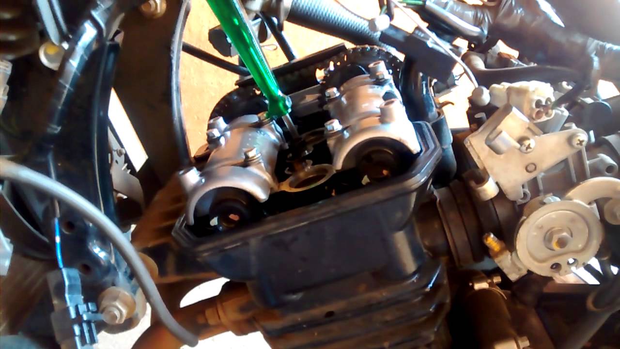 Ninja 250 conferindo regulagem de válvulas