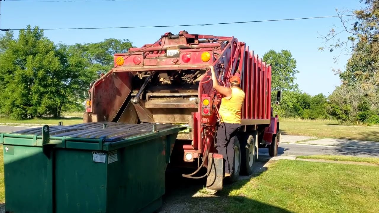 Kelly's Refuse: Classic Ford L8000 Leach Beta Garbage Truck 