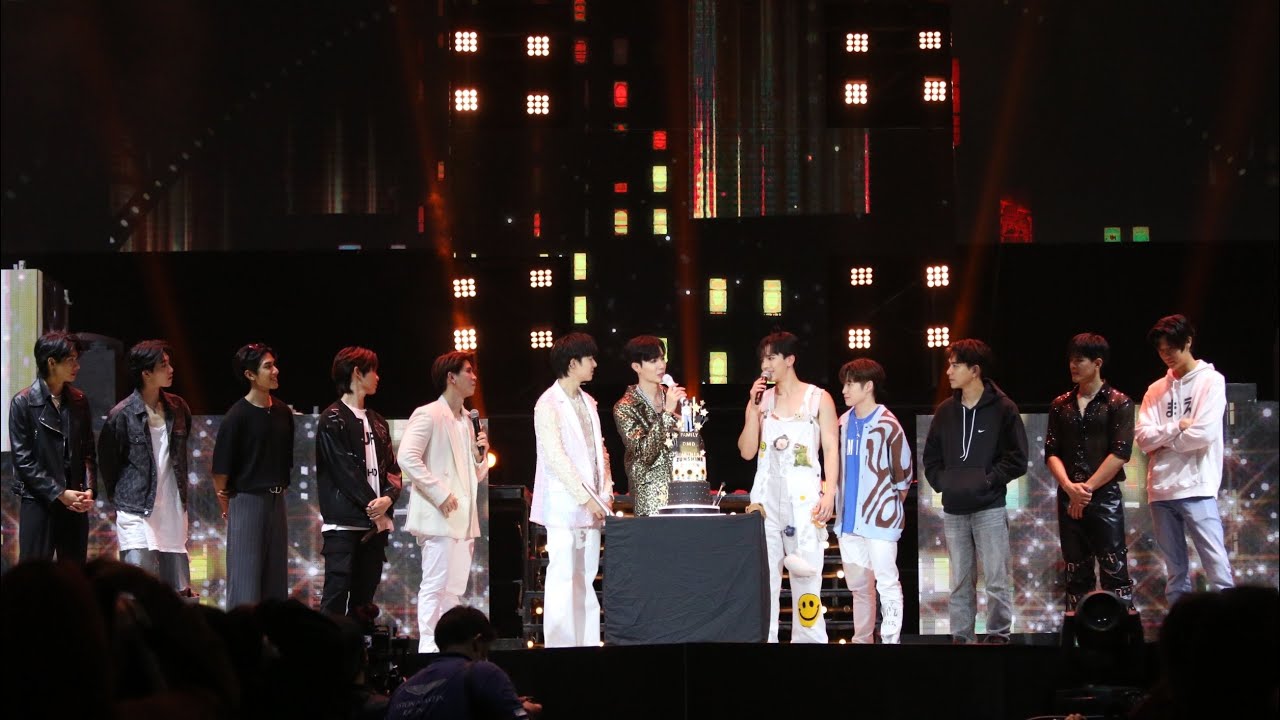 นุนิว นำทีม 11 หนุ่ม ดูมันดิ และ ครอบครัว อวยพรวันเกิด ซี พฤกษ์ บนเวที Zee Me Show