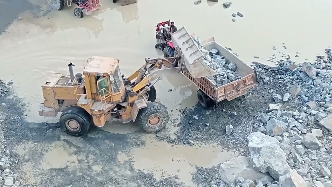 #caterpillar loader #966E#haevy machinery #stone load in trolley tractor #plz subscribe my channel 🙏
