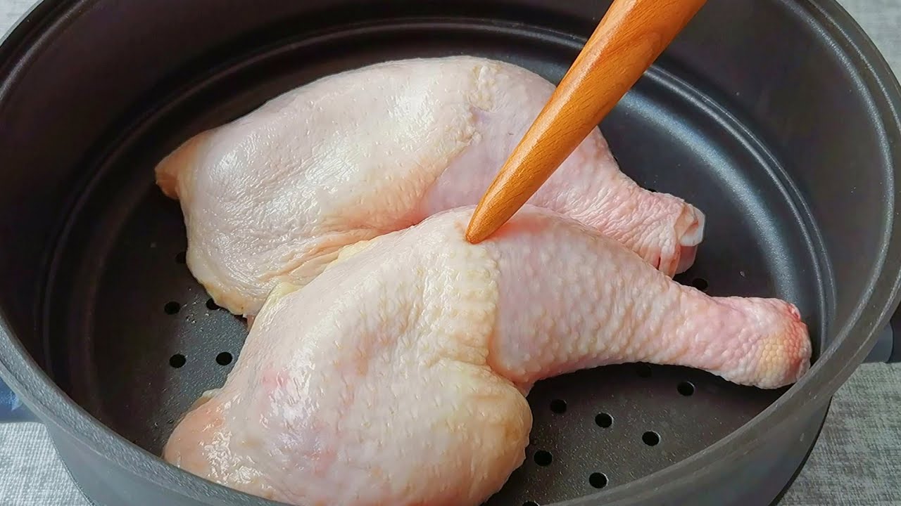 Положить куриные окорочка в кастрюлю и приготовить на пару.