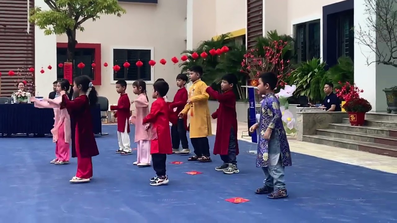 Con trai cũng phải múa nha con, trốn đâu hết nắng