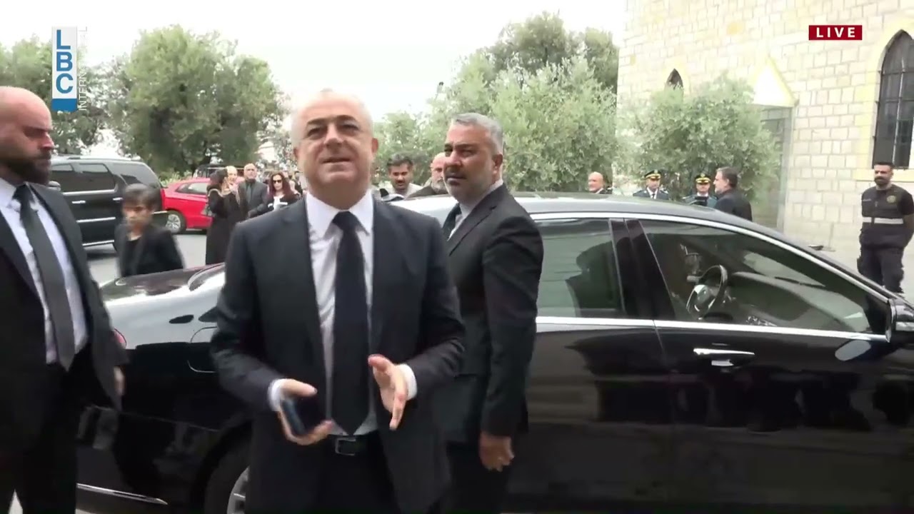 وصول السيدة فيروز إلى اليوم الثاني من مراسم عزاء ابنها زياد الرحباني