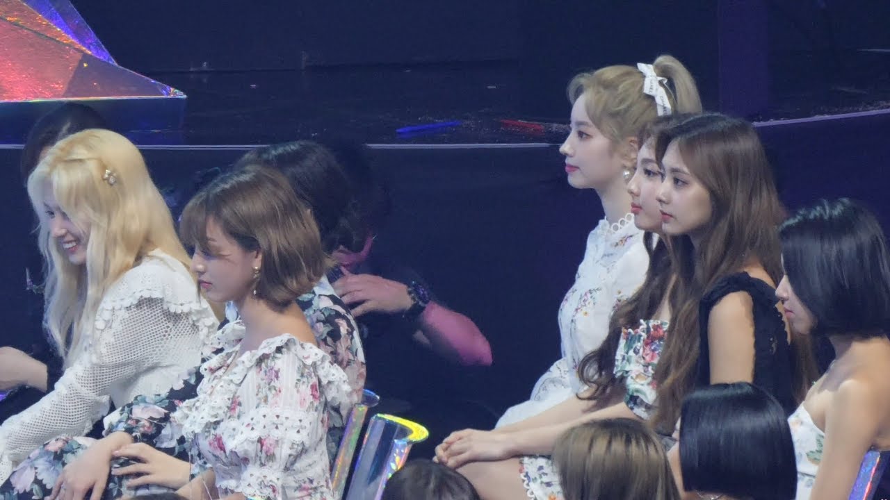 TWICE (트와이스) Reaction TXT -  '어느날 머리에서 뿔이 자랐다 (CROWN)' fancam by Spinel