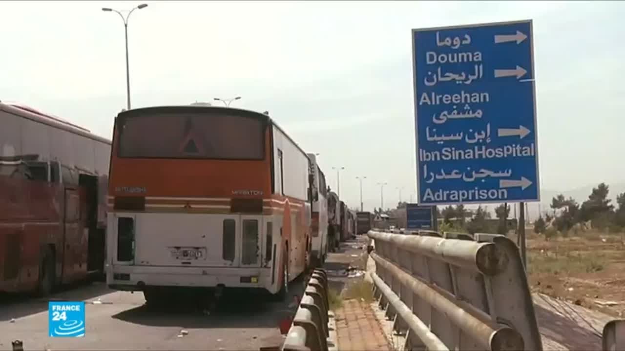 حافلات تدخل إلى مدينة دوما السورية لاستئناف عملية الإجلاء