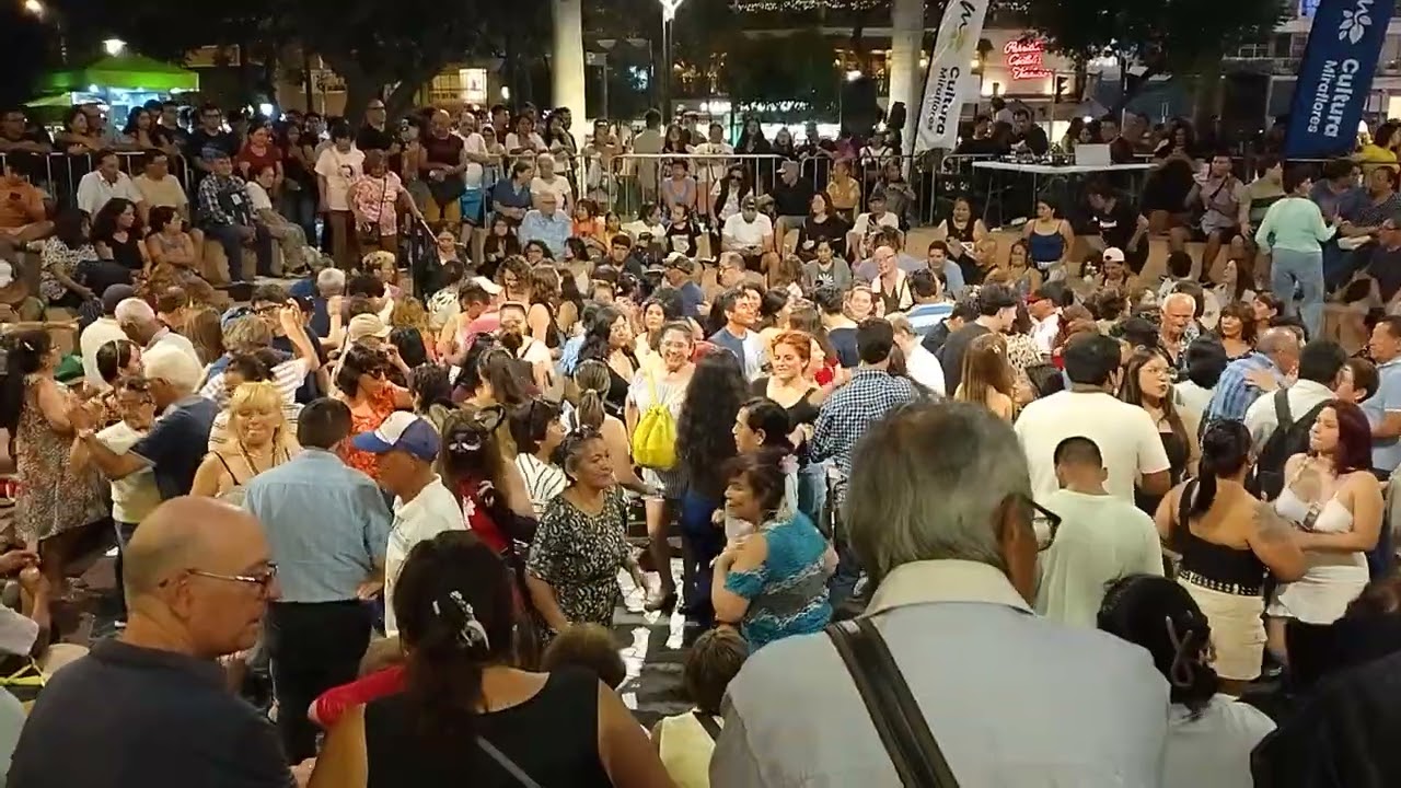 Baile en anfiteatro de parque. Miraflores. Verano 2026(1)