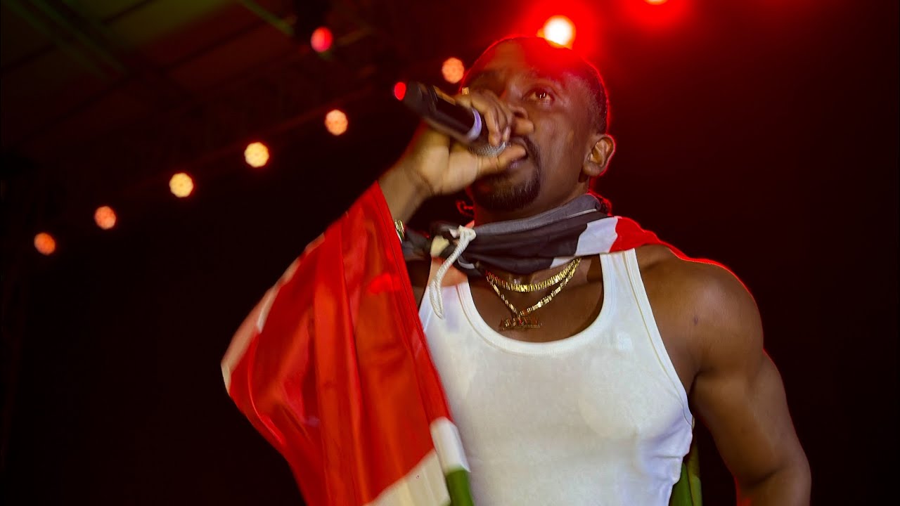 SEE HOW CHRIS MARTIN ENDED HIS SHOW IN KENYA BACKASTAGE