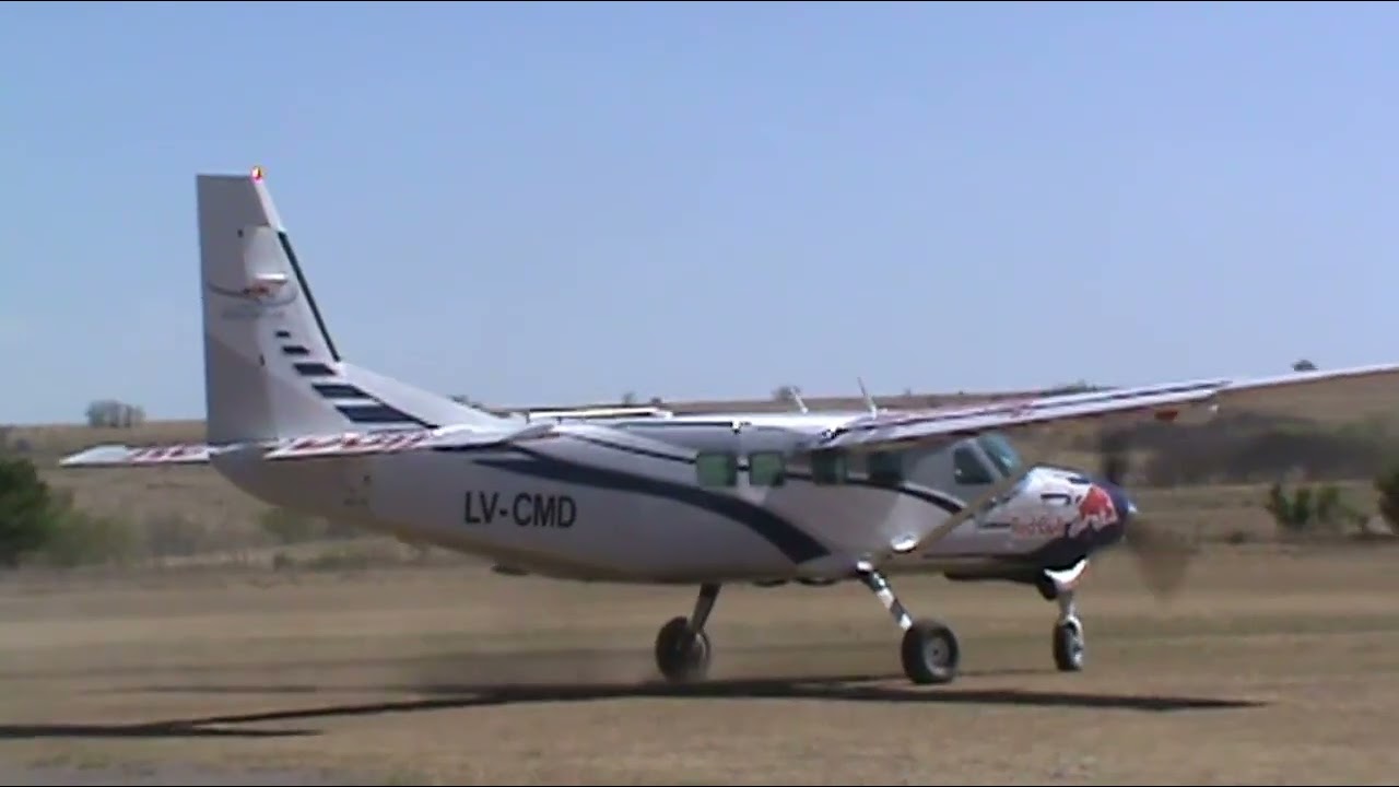 Cessna 208 Caravan sacude el polvo serrano en el Aeroclub La Cumbre