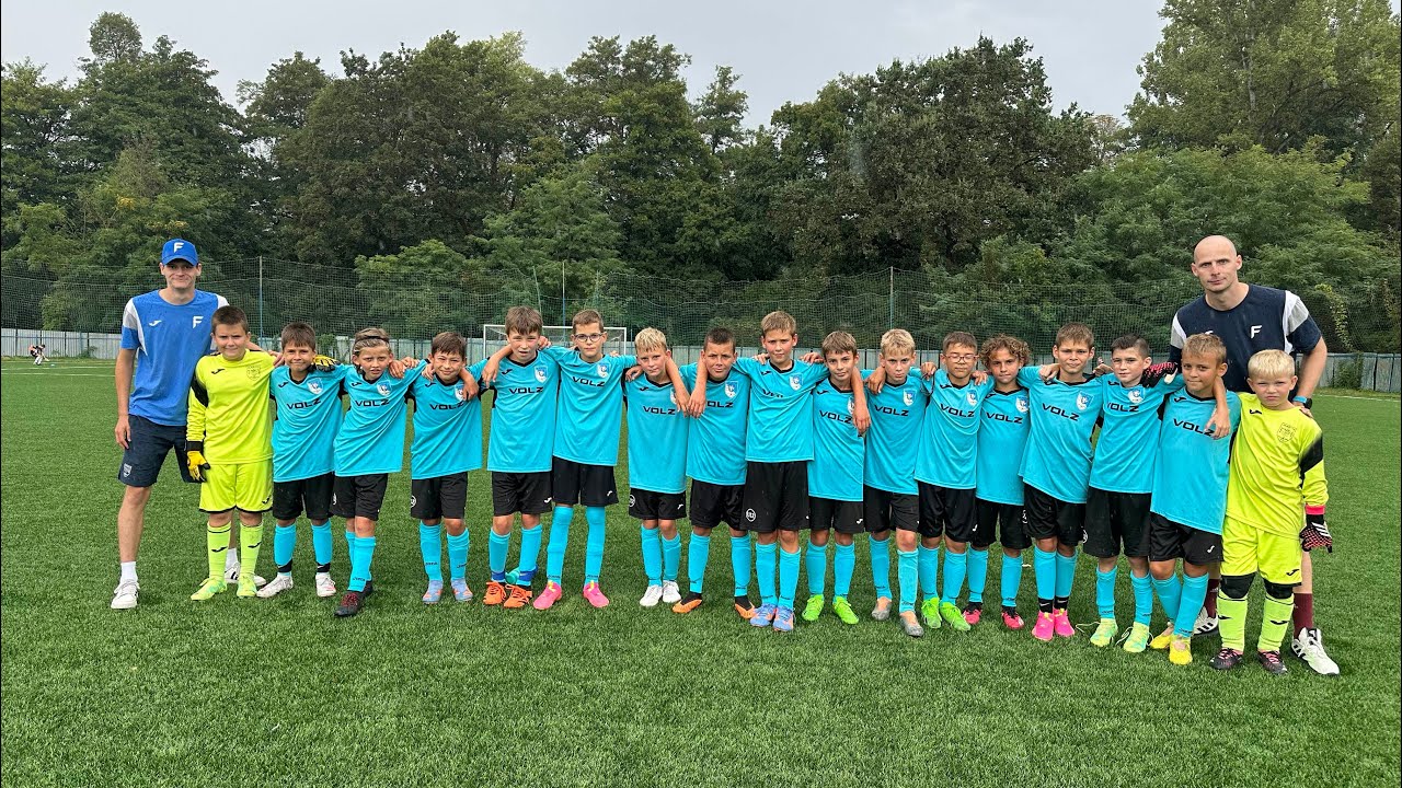 Víťazný pokrik hráčov kategórie U12 po výhre 27:4 v Lučenci