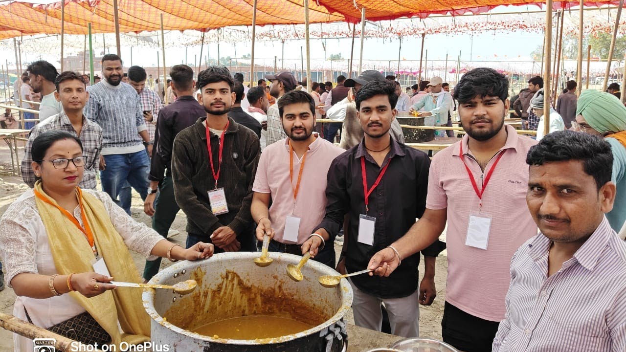 डबरा नवग्रह शक्ति पीठ पर भंडारा प्रसादी वितरण करते हुए मित्र मंडली 🚩🙏❤#viralvideo #navgirah #mandir