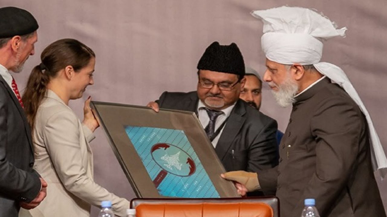 Ahmadi Leader Mirza masroor Ahmad Receives AWARD from Germany