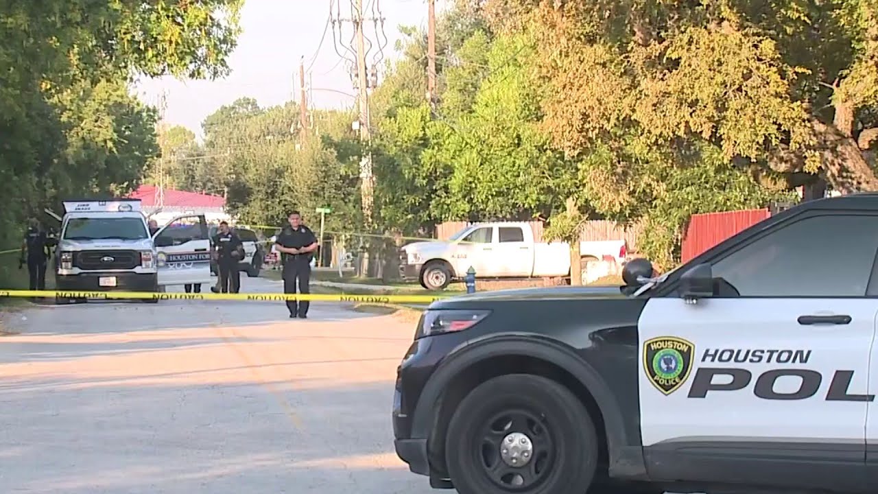2 suspects dead after home invasion in SE Houston; police say men posed as officers