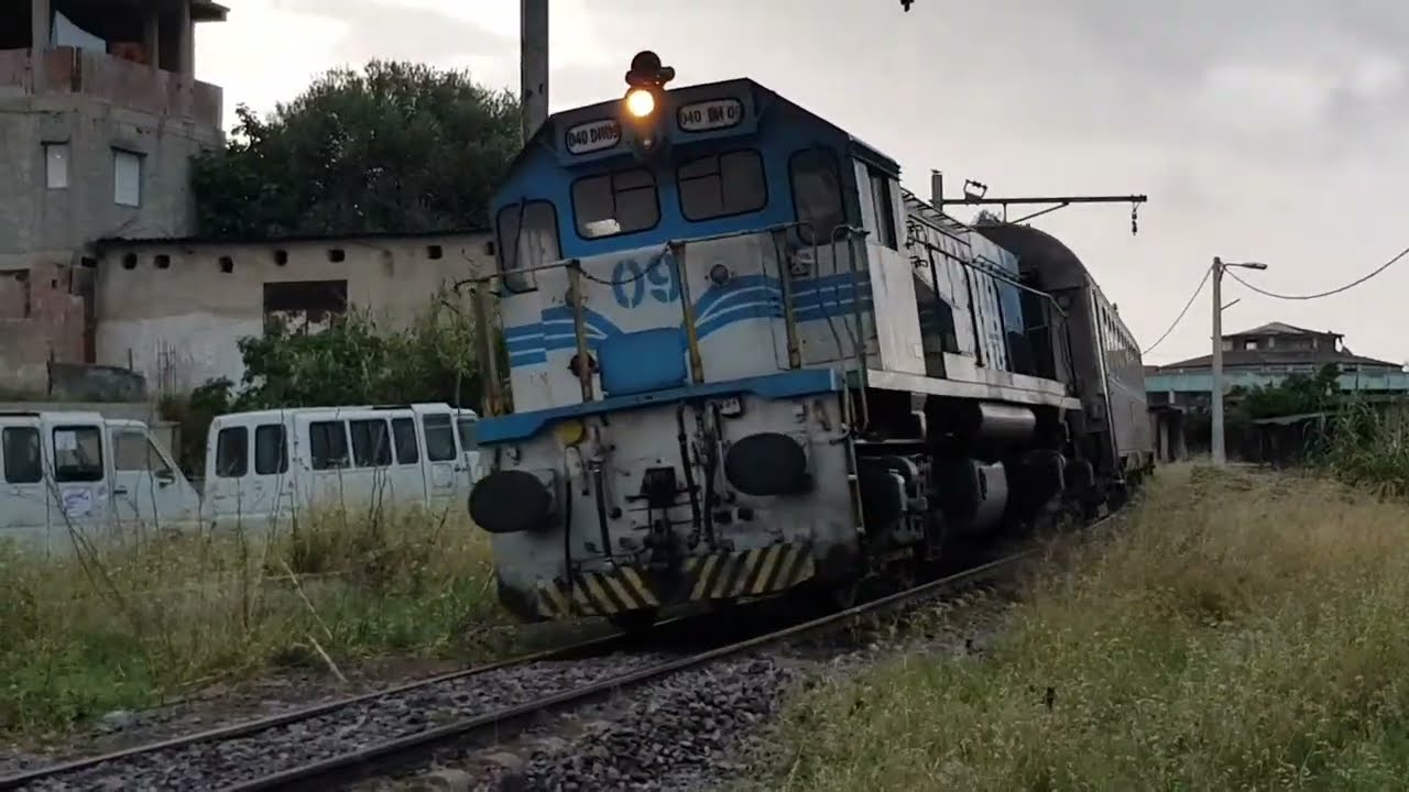 Catching Trains in Bad Weather & EMD Roar مناظر القطارات تحت الأمطار و تسارع رهيب لقاطرة إي ام دي