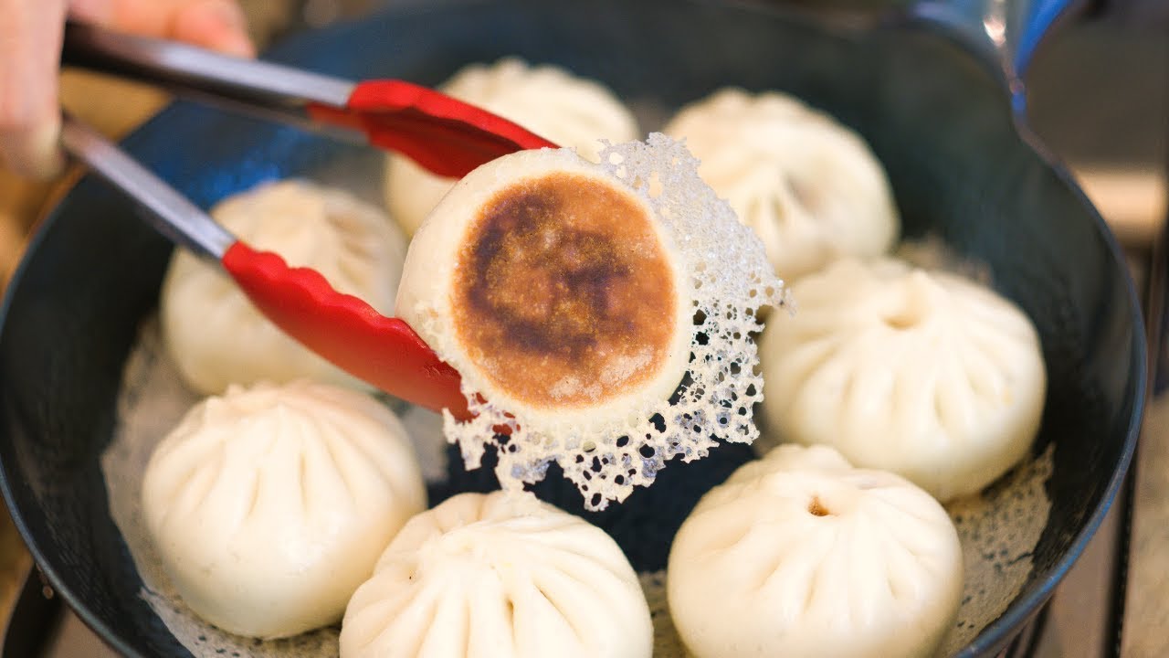 Пышные жареные на сковороде говяжьи булочки с хрустящей корочкой