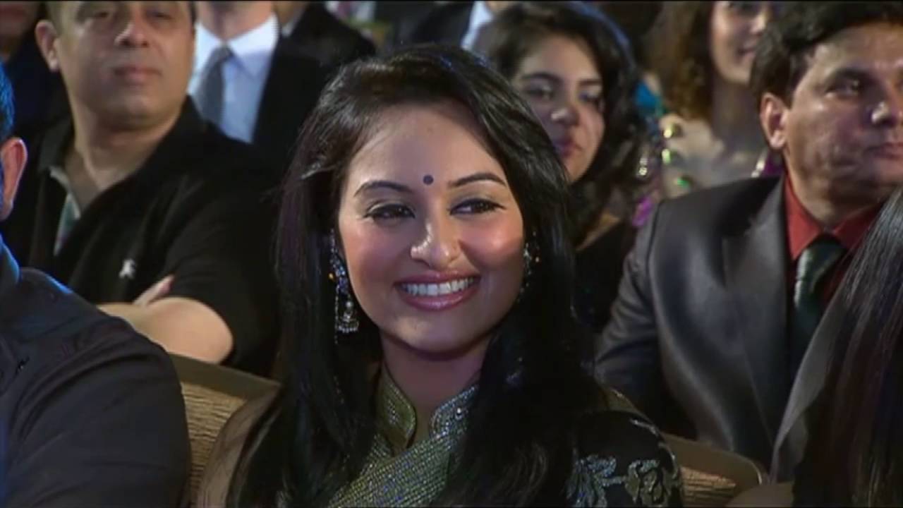 Deepika Padukone Dance at Zee Cine Awards 2011