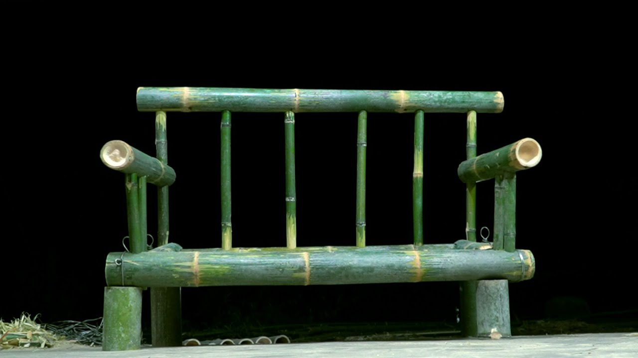 農村大叔用竹子製作一張秋千椅，竹椅子。The village uncle made a swing chair out of bamboo.