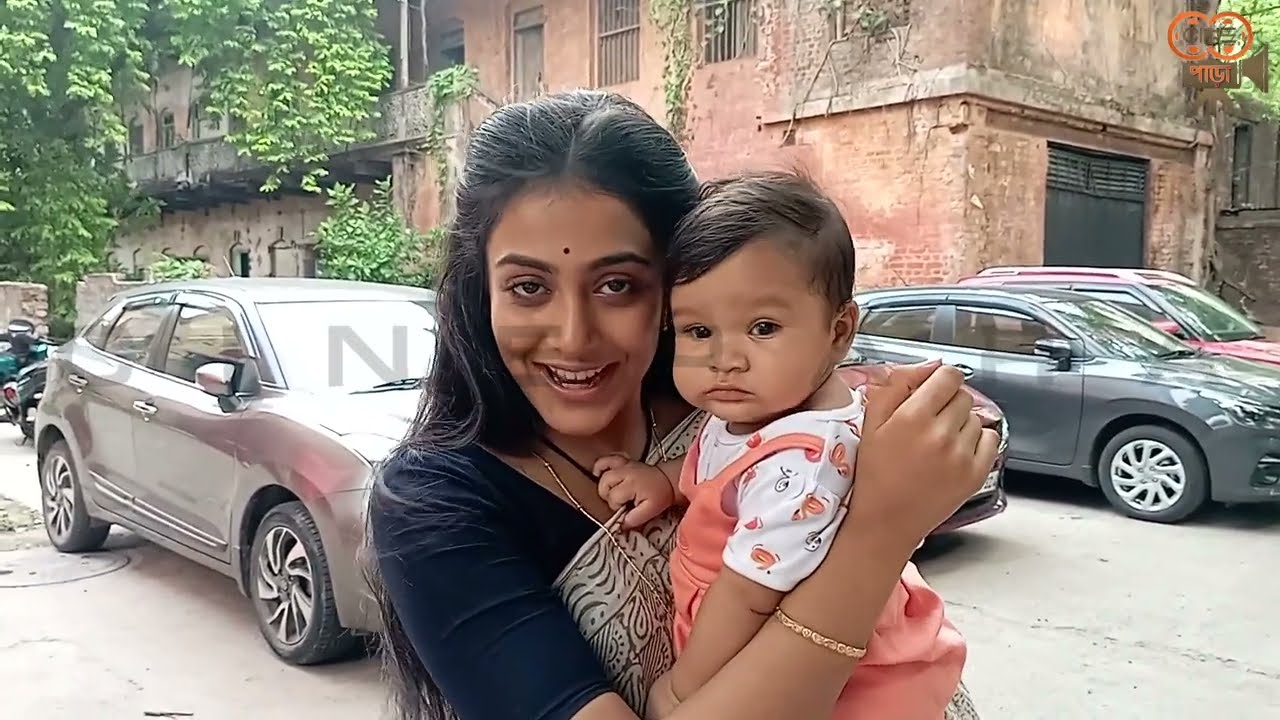 শ্যুটিংয়ের ফাঁকে প্রথমবার মেয়েকে কোলে নিয়ে কী বলল গৌরী?|Gouri Elo|Zee Bangla|Exclusive|Cinepara