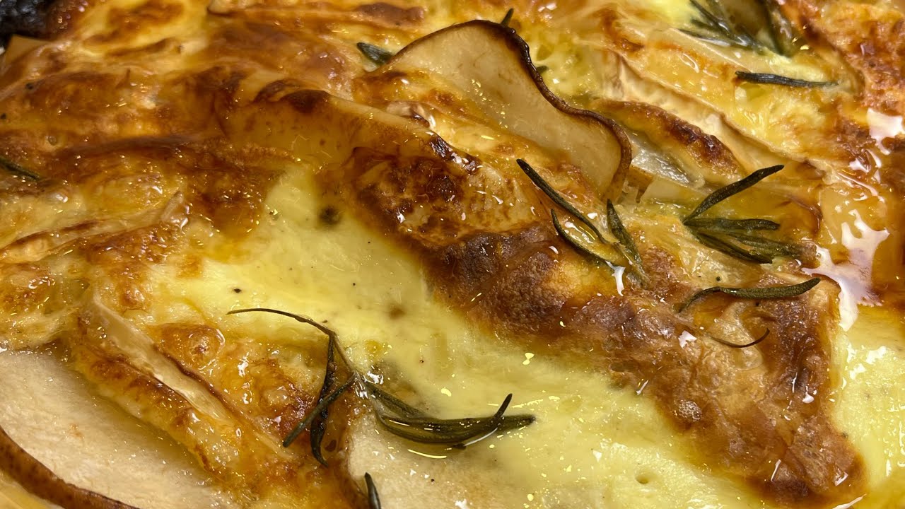 Torta de massa folhada com pera e queijo brie