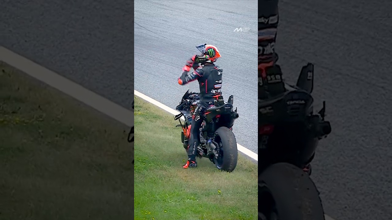 Bez sends a kiss to Rossi after the race 😘 | 2025 Austrian GP