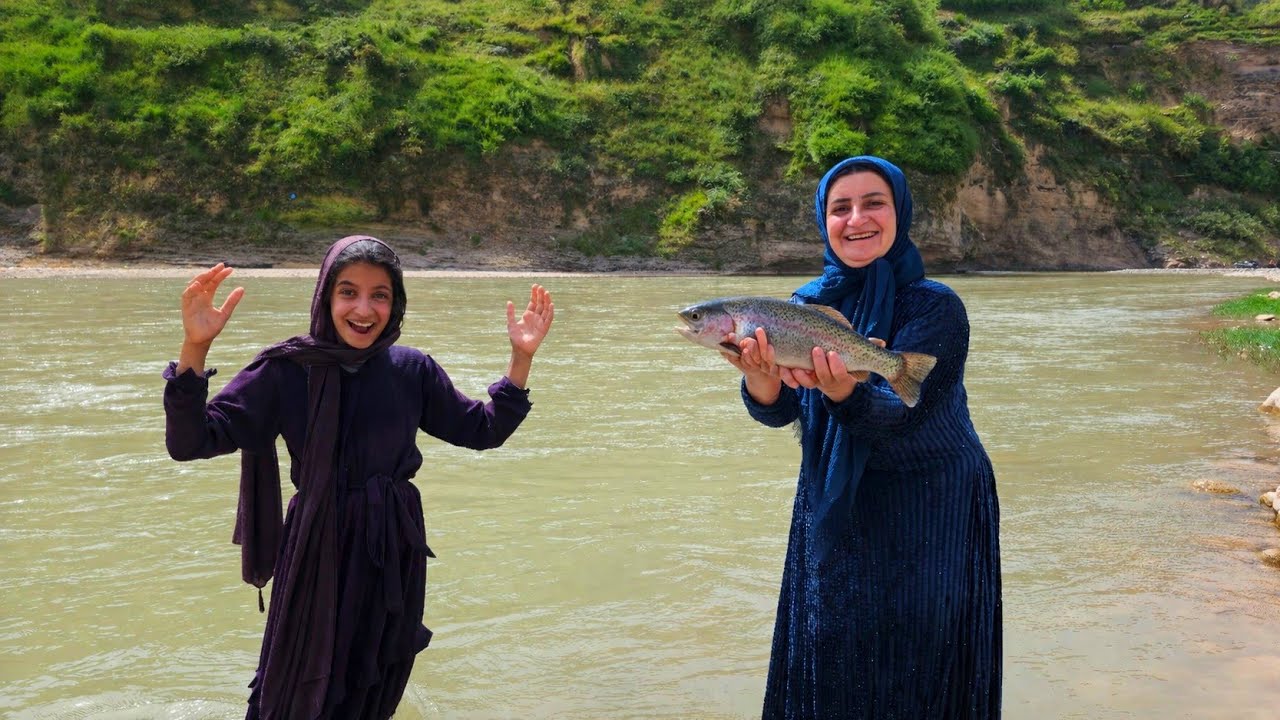 Unbelievable Fish Catch by a Homeless Mother and Daughter Shocked Everyone