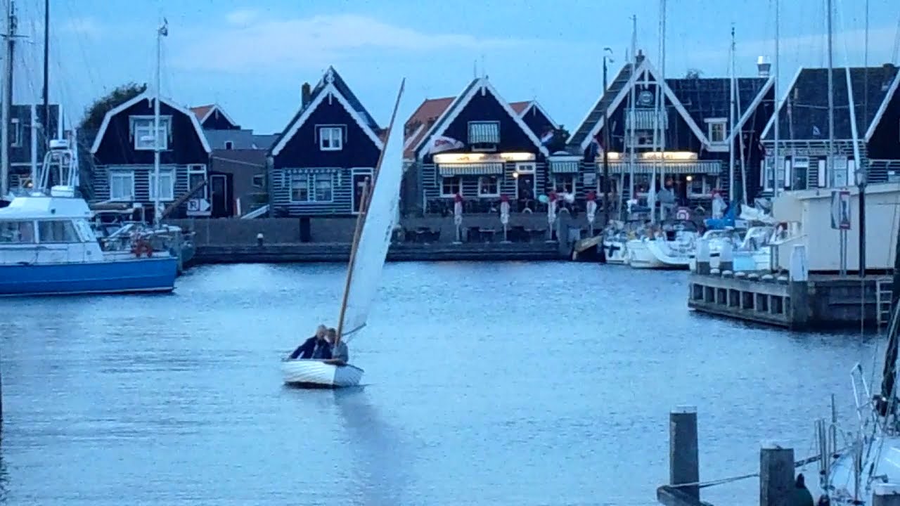 12-voets jol Breedendam No. 664 sailing in Marken harbour.