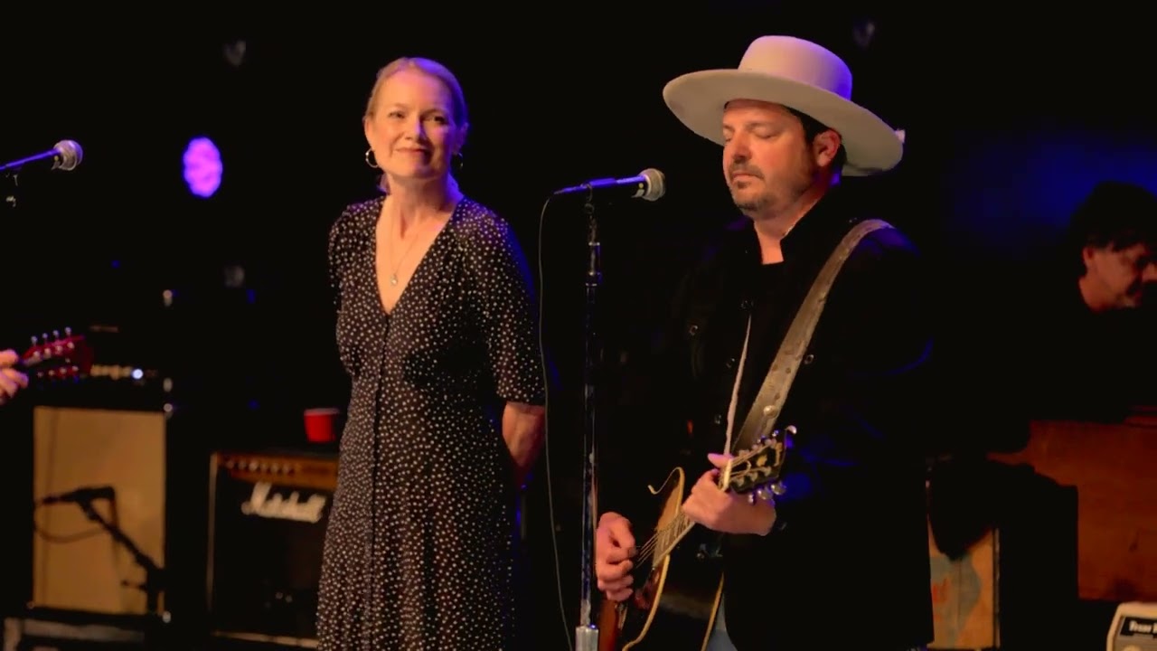 Reckless Kelly с Келли Уиллис "The Last Frontier" в прямом эфире на музыкальной сцене Техаса.