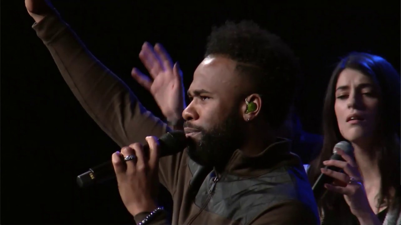 Kierre sings 